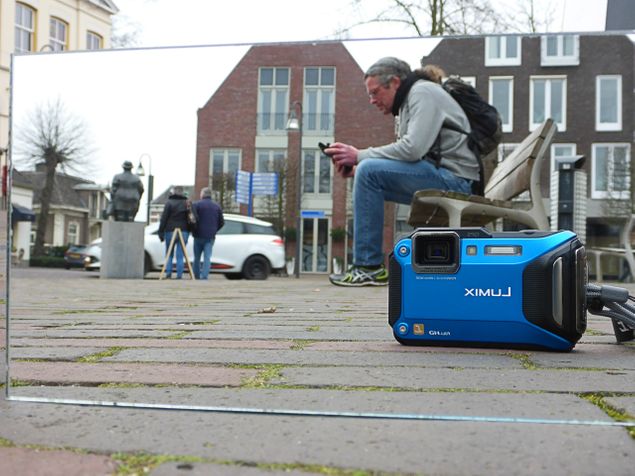 Een opwarmertje voor de Foto7daagse 2015 (www.foto7daagse.nl). Maak een selfie van je fotocamera.
Oké… Spelen met een spiegeltje, mijn fotocamera, Ipad waarmee ik mijn fotocamera kan bedienen en mijzelf erbij…