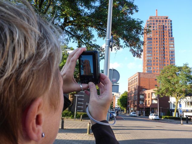 Meekijken wat zij fotografeert. De Alphatoren in Enschede.